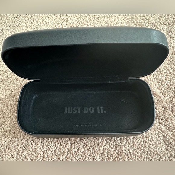 Nike Clam Shell Swoosh Black Eyeglass Case - Picture 2 of 3